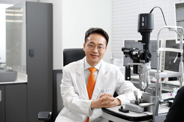 [의학칼럼] 망막전막, 노화로 시작되지만 시력 변형 유발 가능성 커져