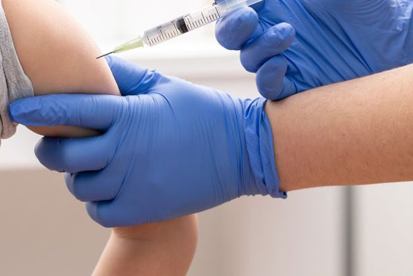 “코로나 백신 맞고 어린이 10명 사망” FDA 회의론에… 전문가들 강력 반발 