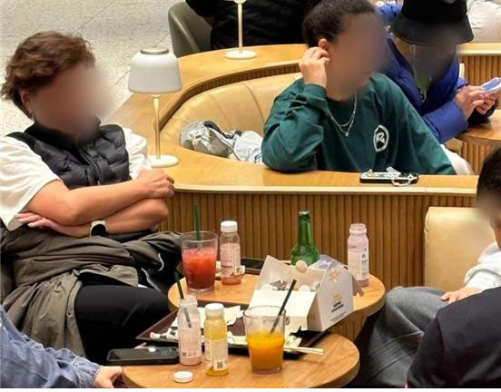 “한국 맞아?” 스타벅스서 치킨·소주 먹은 중국인들… 대체 왜 저러나