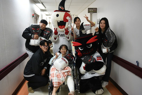 KT wiz 고영표 선수와 응원단, 아주대병원 소아병동 방문해 환아 위로