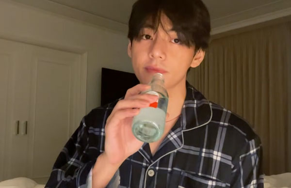 BTS 뷔, 야식 먹으면서도 다이어트 실천… ‘이 방법’ 쓴다던데, 뭘까?