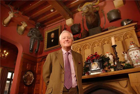 “아들 낳아주면 연봉 1억”… 79세 억만장자, 공개 구혼하며 내 건 조건은?