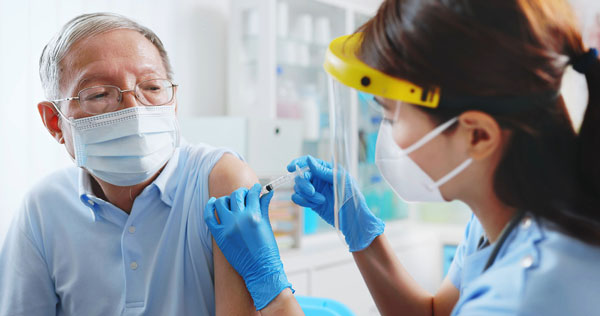 노인들 ‘이 백신’ 맞았더니 치매 위험까지 낮아져