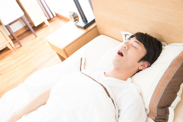 잘 때 ‘이 소리’ 내는 사람, 뇌 미세출혈 조심하라던데