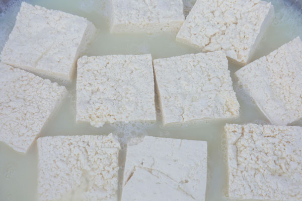 두부를 소금물에 담갔더니 생긴 ‘의외의’ 효과