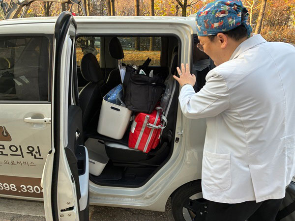 경차 타고 골목 누비는 ‘왕진의사’… 방문진료 현장을 동행하다 [간병 리포트]