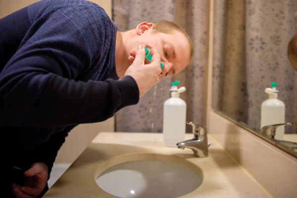 �ڸ� ��ô�ϰ� �ִ� ����