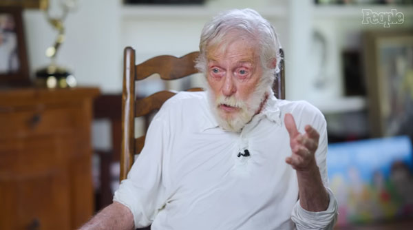 �� �� ����ũ�� ���ڿ� �ɾ� ��ȭ�ϰ� �ִ� ����