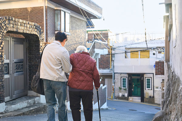 ‘老老 간병’만 해결하면 끝? 통합돌봄 사각지대 ‘영케어러’까지 보듬어야 [간병 리포트]