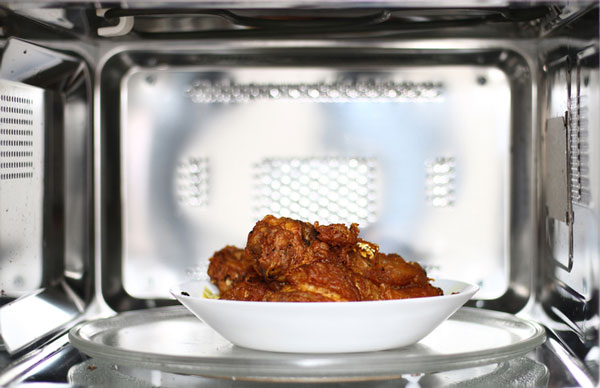 먹고 남은 고기, 전자레인지에 데우면 큰일 날 수도