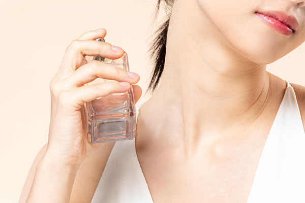 목에 향수 뿌리면 ‘갑상선’ 위험하다는데, 사실일까?
