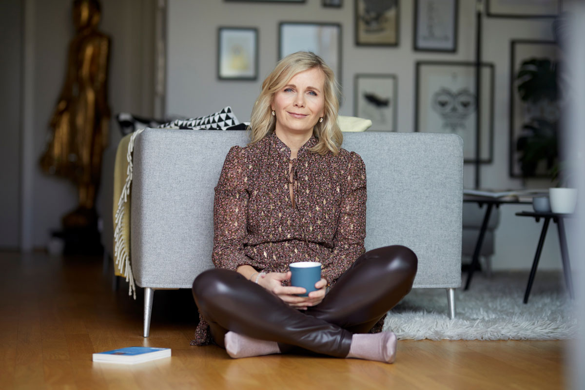 ��ݴٸ��� �ɾ� �ִ� ����