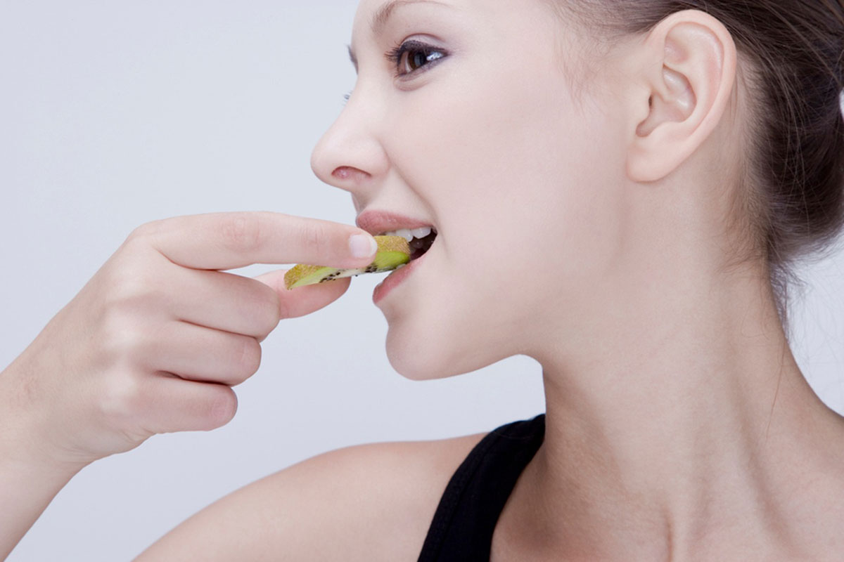 “껍질까지 먹어라”… 변비·불면·우울까지 개선하는 과일의 정체