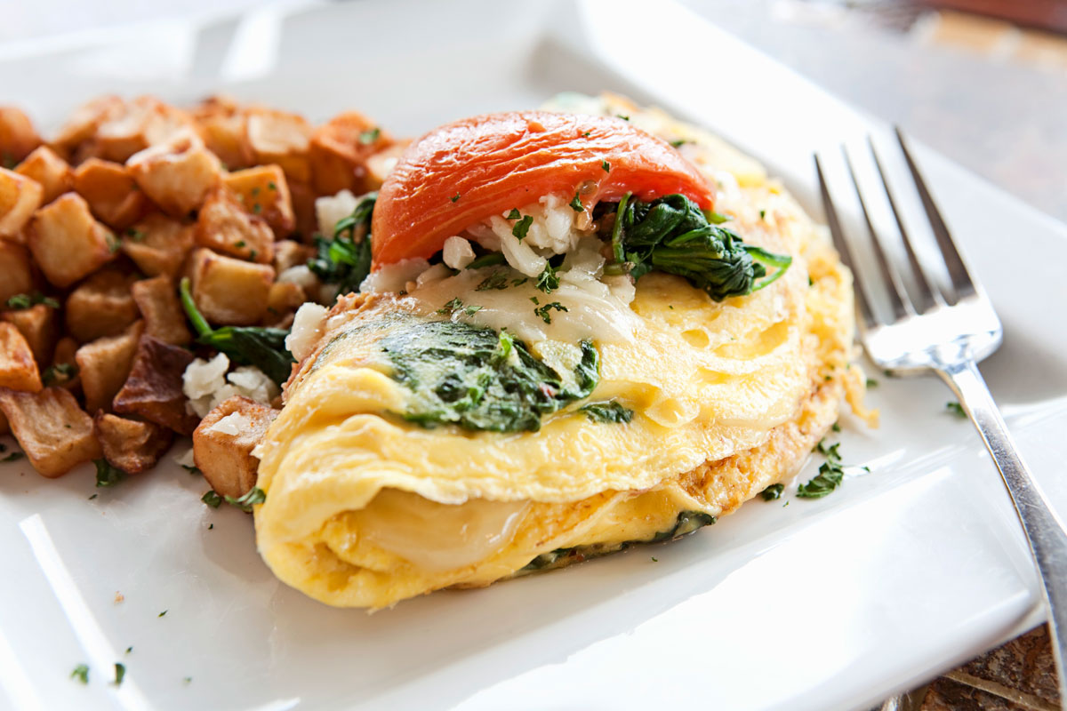 연어, 달걀, 시금치 요리