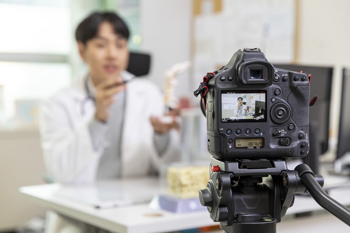 �ǻ簡 ��Ʃ�� �Կ��ϴ� ���