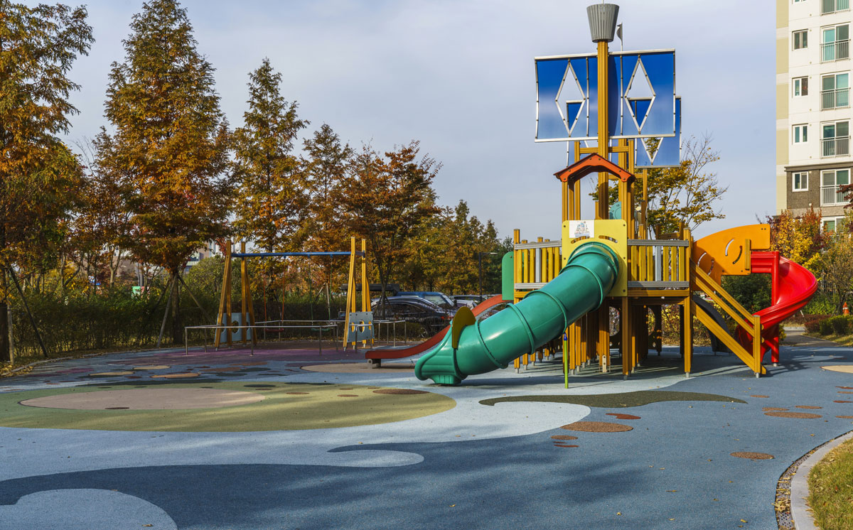 '넘어져도 안 아픈' 놀이터의 배신… 바닥재 속 발암물질 경보