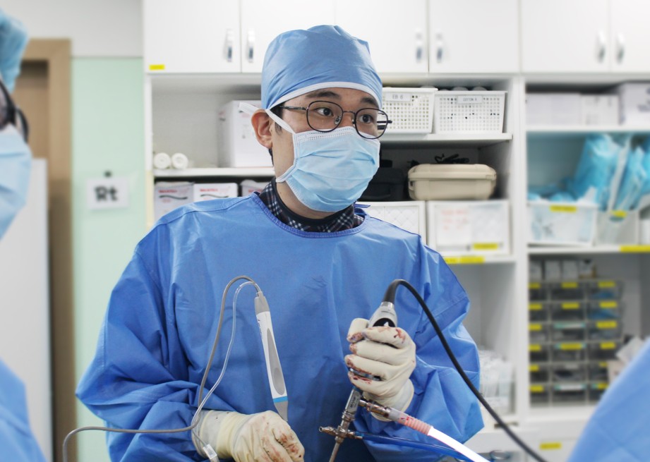 [의학칼럼] 걷기 힘든 허리 척추관 협착증, 양방향 척추내시경 수술로 보행 기능 회복 가능