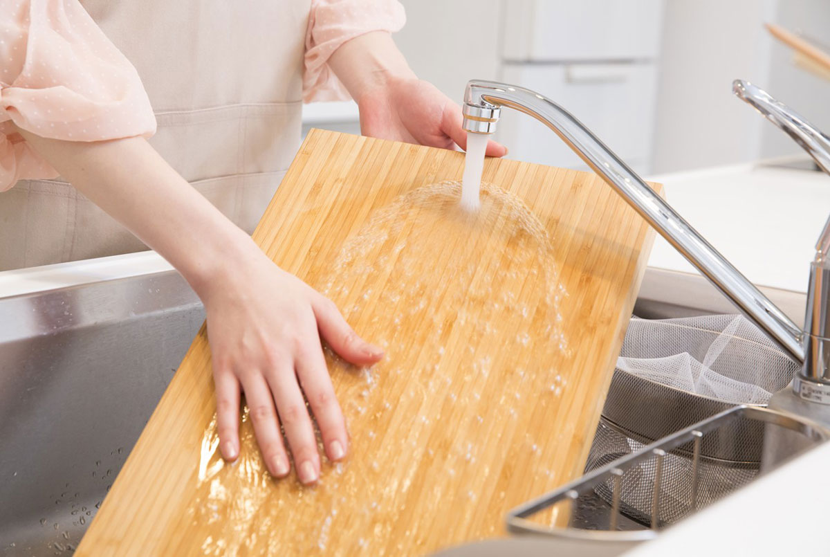 물로만 헹궜다간 세균·곰팡이 득시글… 나무 도마, ‘이렇게’ 씻어라