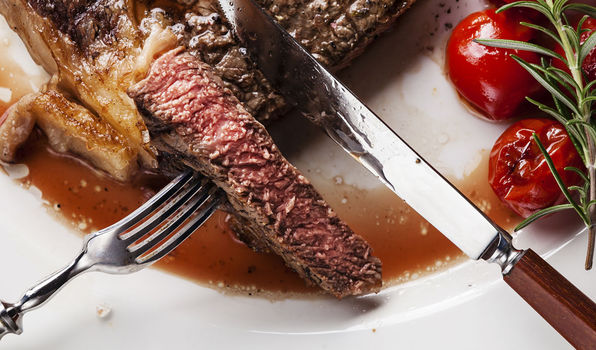 핏물 뚝뚝 떨어져 싫다고? 레어 스테이크의 붉은 액체, 사실은 ‘이것’