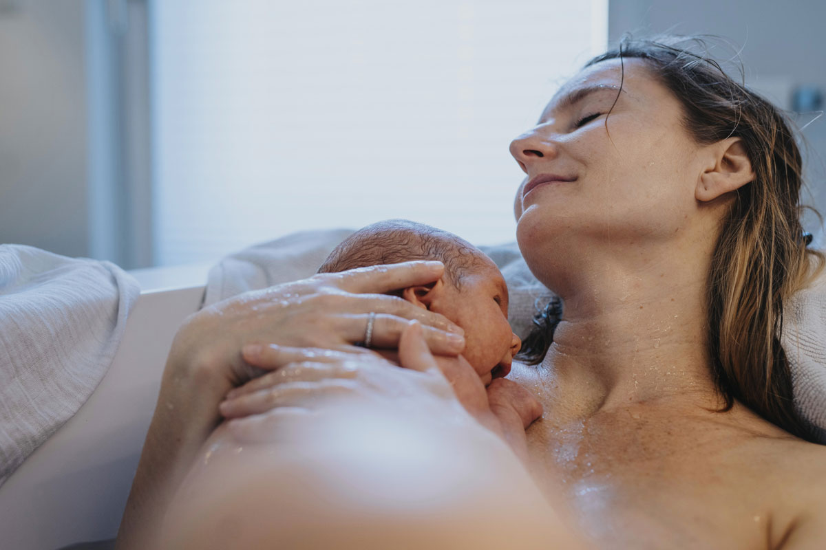 수중 분만한 러 인플루언서, 아기 사망… 알고 보니 ‘사기꾼 조산사’