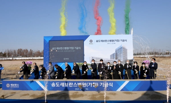 ����� ����