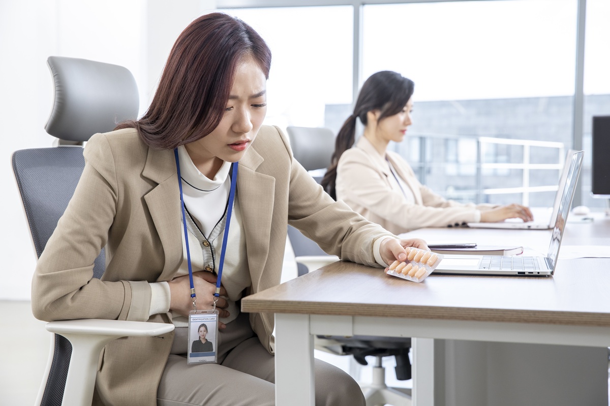 배아파하는 직장인 여성