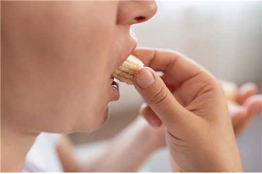 간식 먹는 여성