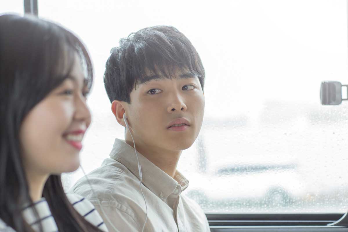 여성을 바라보는 남성