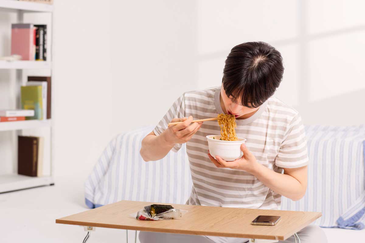 젊은 남성이 컵라면 먹는 모습