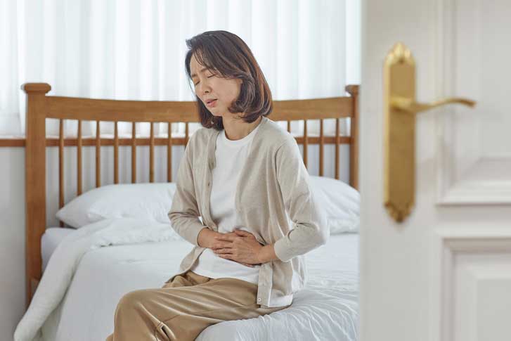 속이 불편한 여성