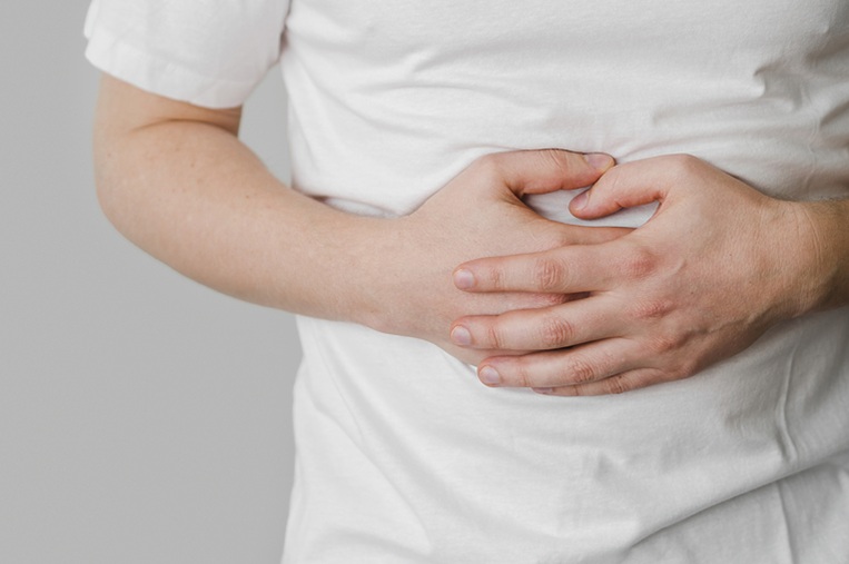 배 잡고 있는 사람