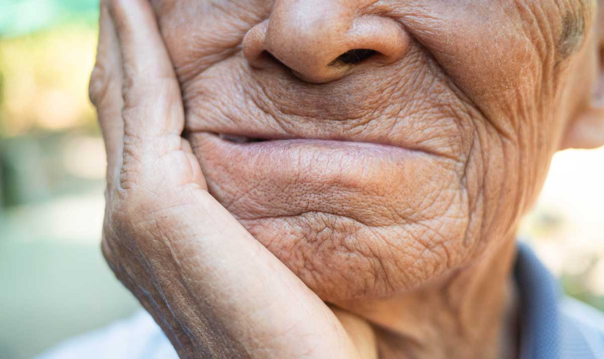 턱을 만지는 노인