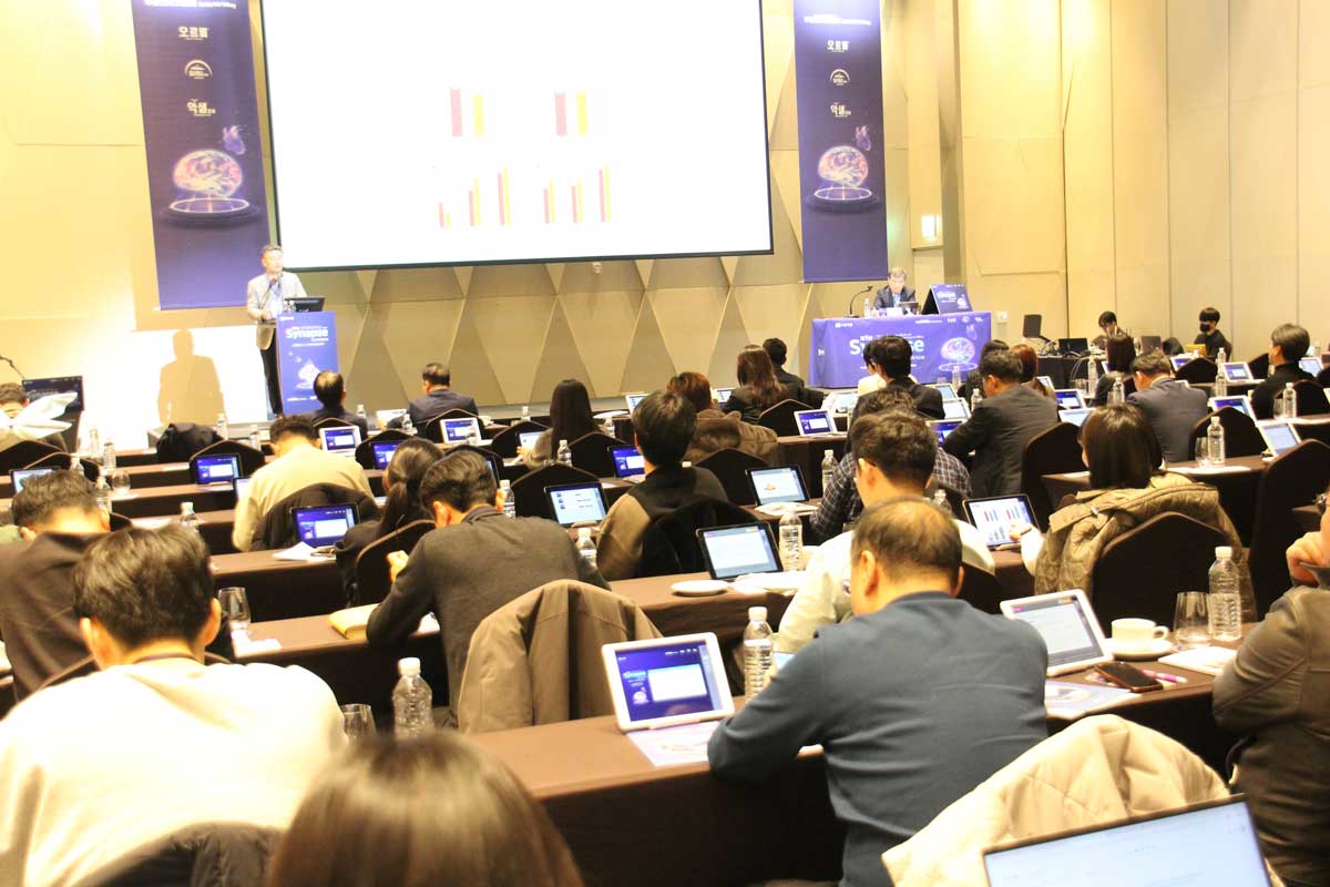 남성이 발표하는 모습