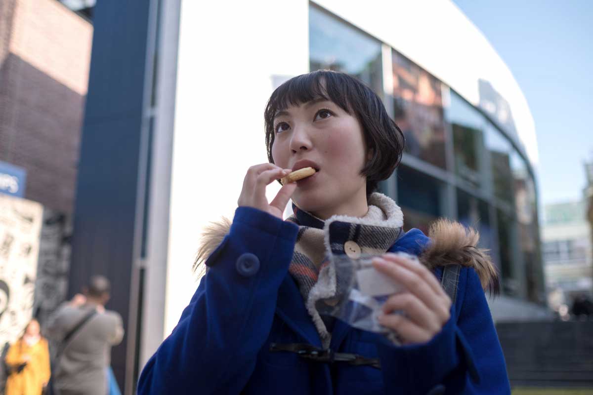 간식 먹는 사람 이미지