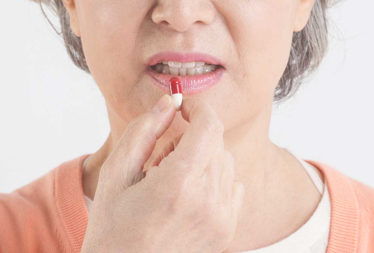 노인이 약을 먹는 모습 