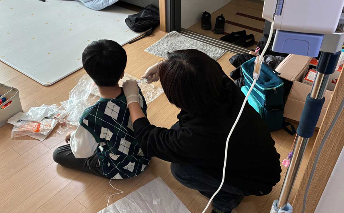 이다래씨가 지민이에게 수액 맞히는 모습