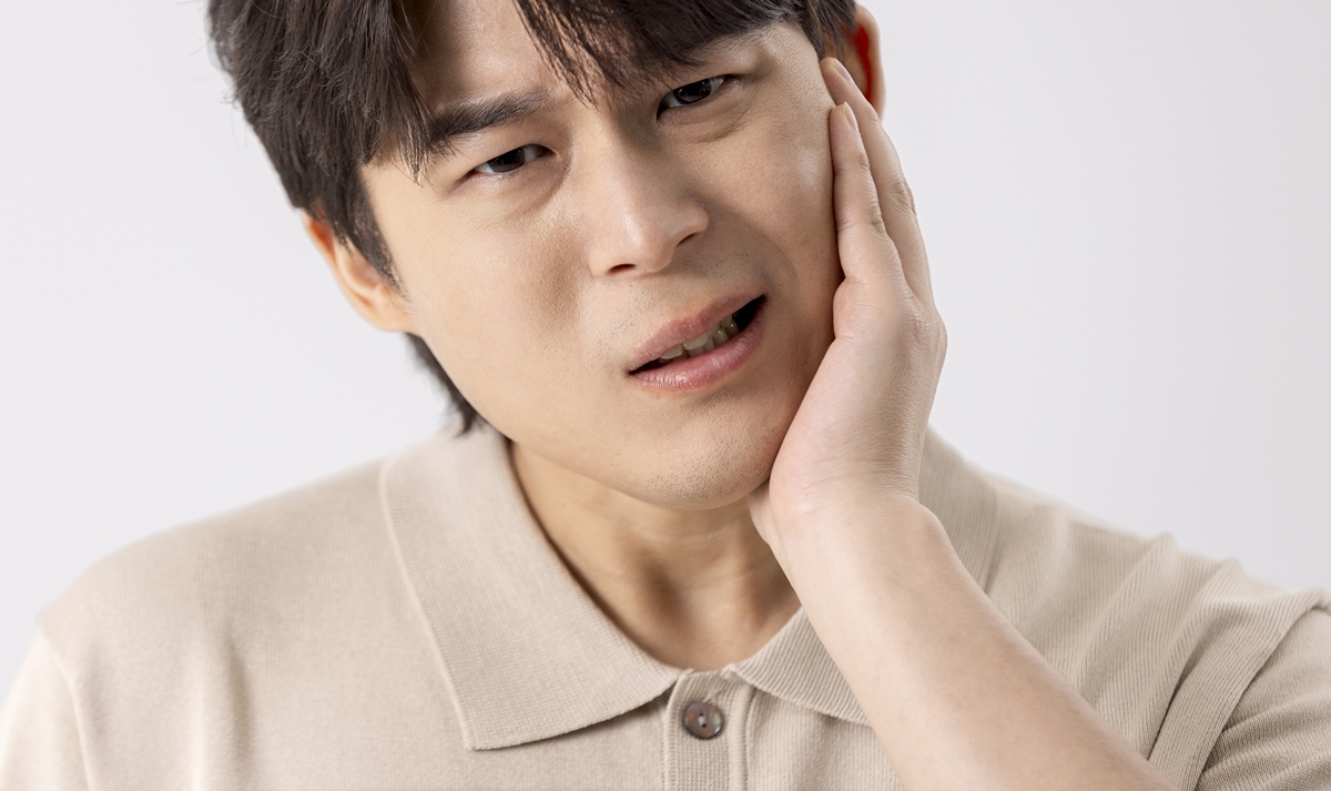 치아 아파하는 남자