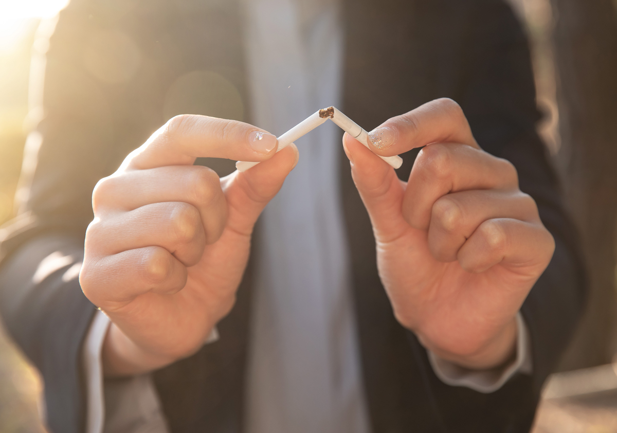 담배 꺾는 모습