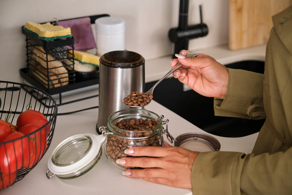 커피 내리는 사진