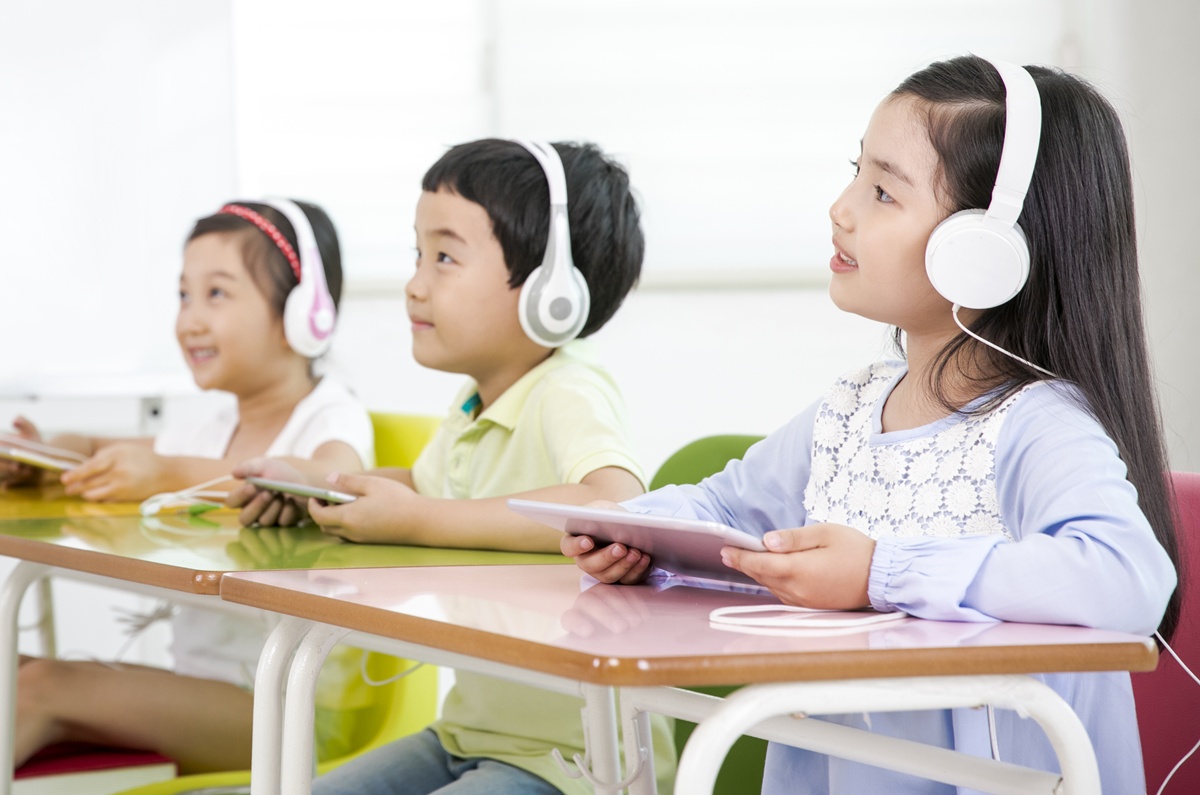 헤드셋 낀 아이들