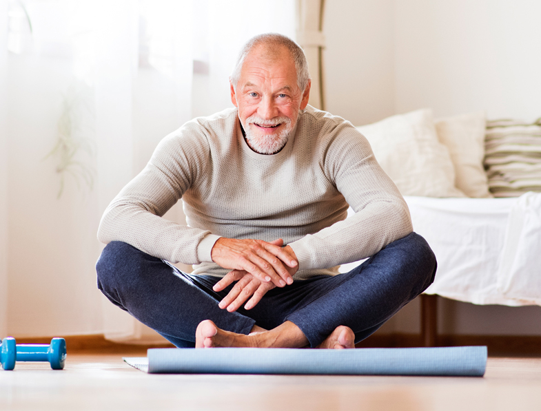 앉아있는 노인 사진