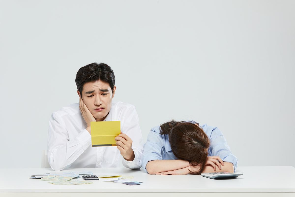 돈 걱정하는 부모
