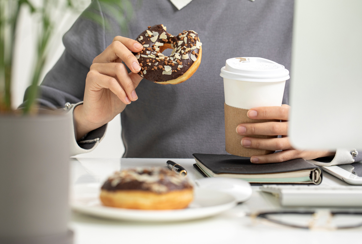 간식 먹는 사람