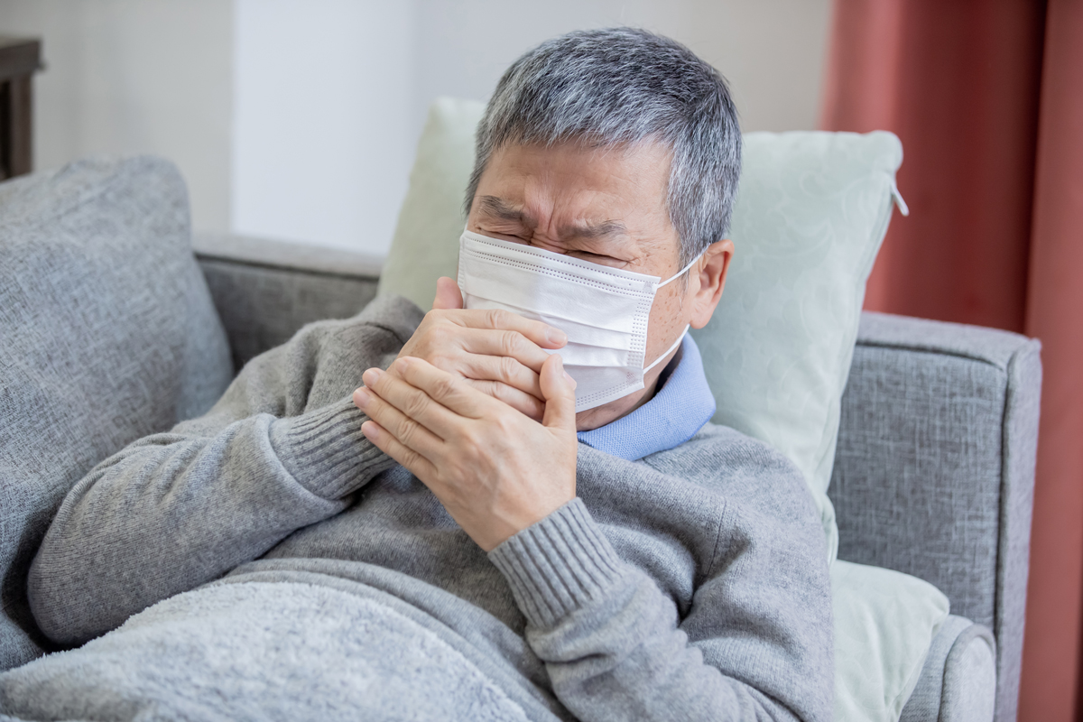 기침하는 중년 남성