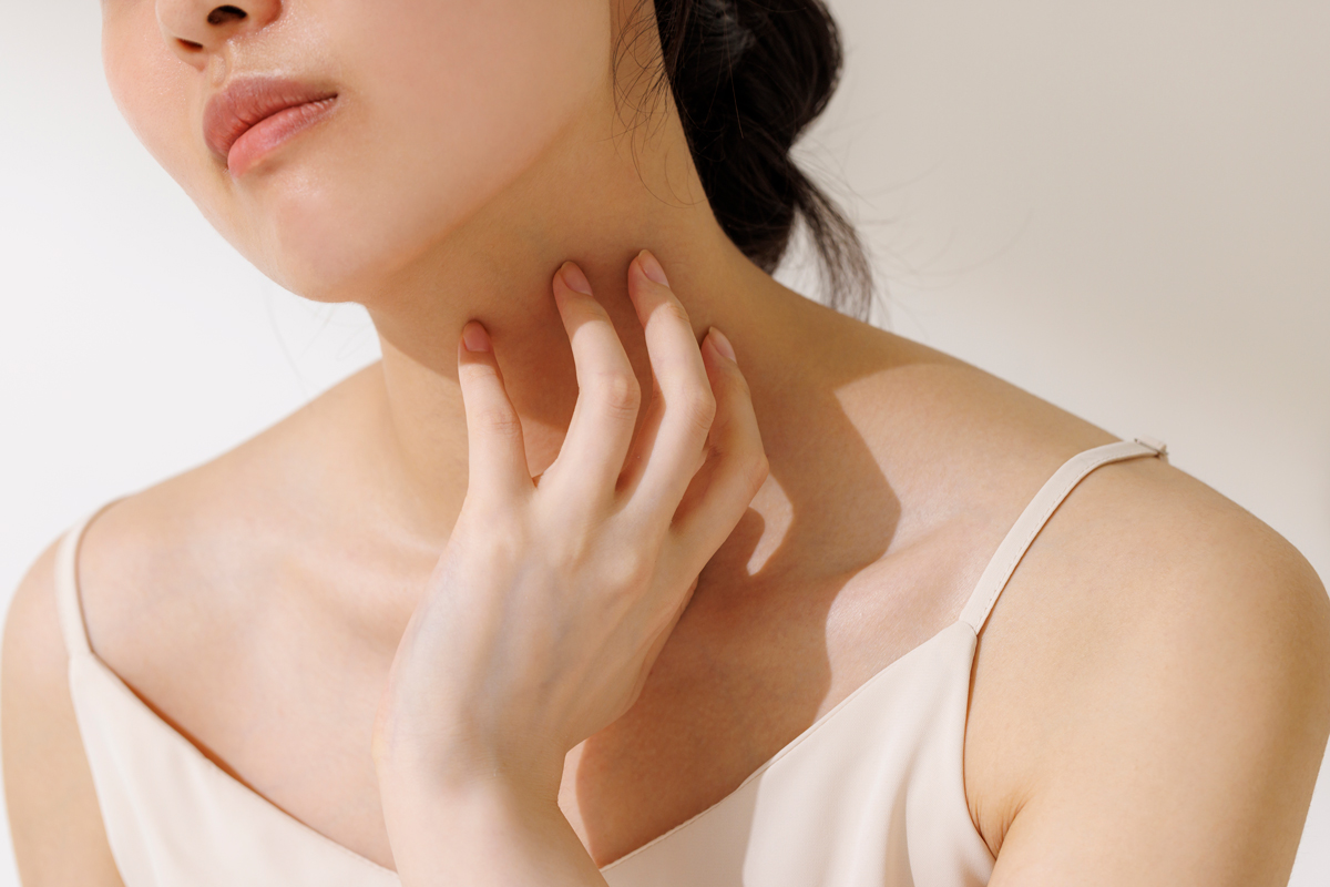 목을 긁는 사람