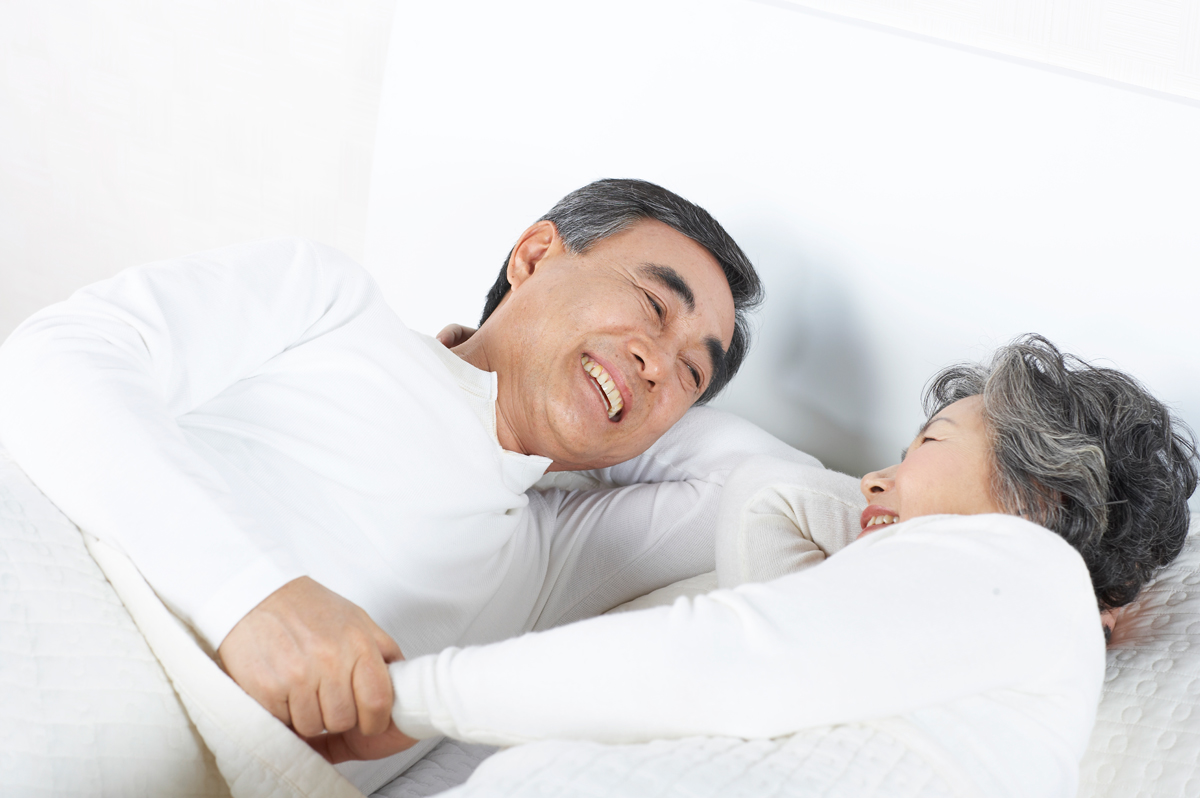 누워 있는 노년 부부