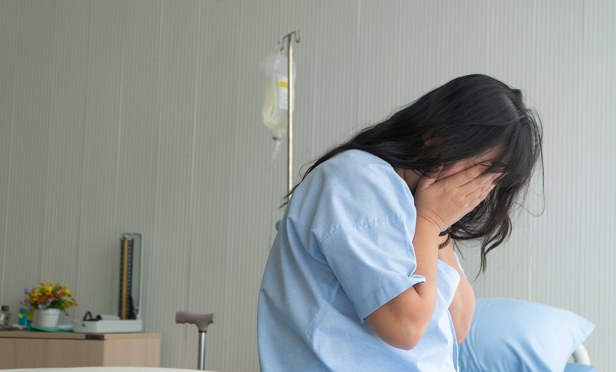 슬퍼하는 여성 환자