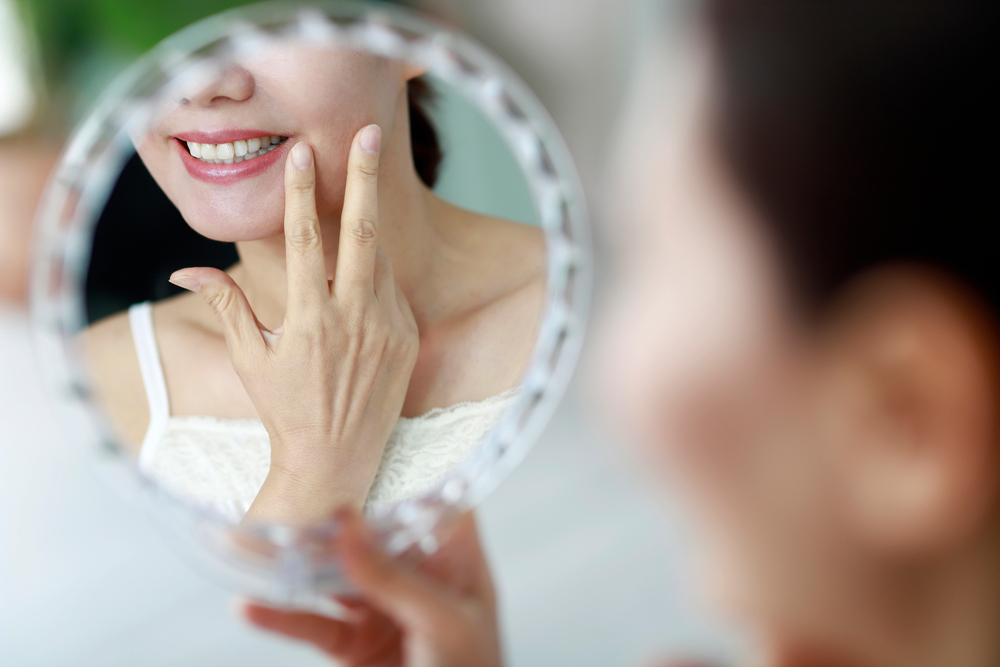 거울 보는 사진