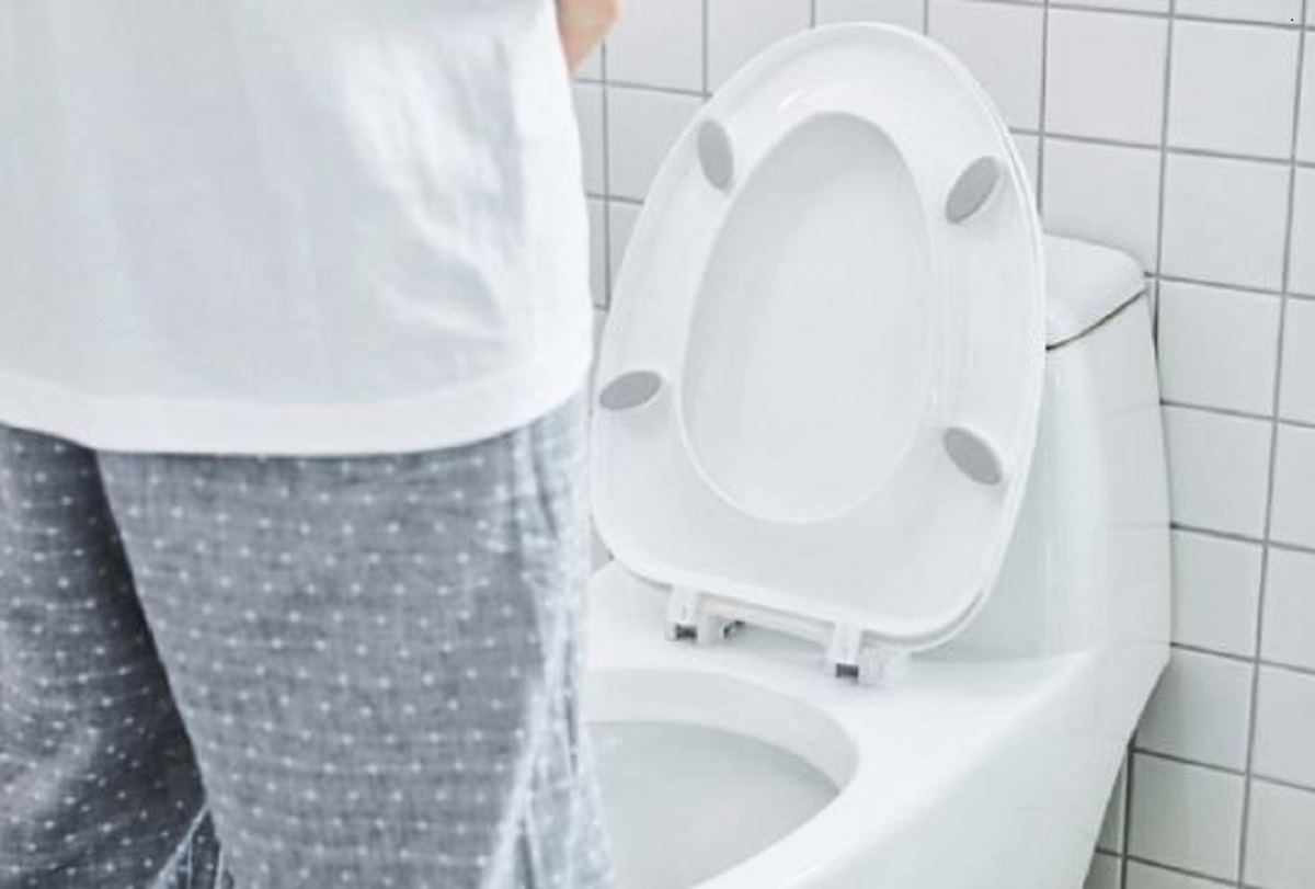 남성 화장실에서 소변보는 모습