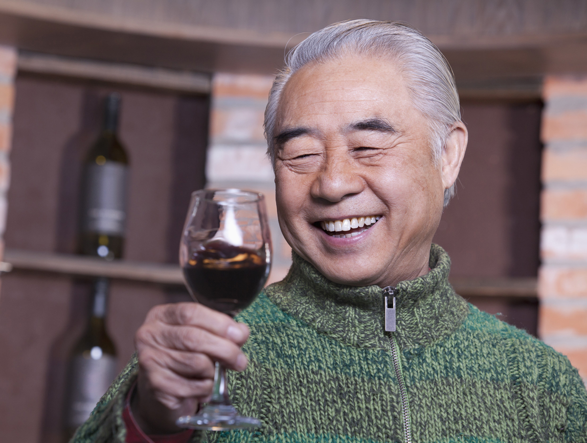 와인 마시는 사람